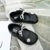 Zapatillas Cerradas de Moda para Niñas con Pedrería 2025 Otoño Nuevo Aumento de Altura Interior para Niñas Plano Punta Redonda Color Sólido Zapatos Individuales