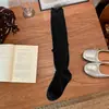 Zapatos y calcetines: Calcetines de pantorrilla estilo Miu para mujer, calcetines largos finos de verano estilo ballet con lazo, calcetines de primavera y otoño color blanco roto con borde enrollado