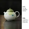Tetera de cerámica pintada a mano bajo vidriado con motivos de mariposas y florales, equipada con un filtro en forma de bola para uso doméstico, adecuada para preparar té kung fu, se presenta en una caja de regalo