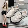 Zapatillas de entrenamiento retro rojas alemanas para mujer, nuevo modelo otoño 2026, suela gruesa, que aumentan la altura, malla transpirable, zapatillas deportivas casual versátiles