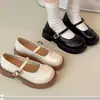 Sapatos JK de couro grossos com salto grosso estilo britânico branco para mulheres, novo modelo de outono 2026, adequados para combinar com saias, sapatos Mary Jane de salto único