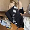 Shorts Esportivos Listrados com Logo Bordado Fino de Verão para Homens, Calças Casuais Retas Largas de Comprimento Médio, Shorts de Cinco Pontas Color-Blocking Modernos para Casais