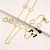 Conjunto Europeu e Americano de Moda Transfronteiriça em Aço Inoxidável com Brincos, Pulseira e Colar de Trevo da Sorte de Cinco Folhas para Mulheres, Clássico de Luxo Leve