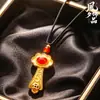 Colgante Ruyi Dorado Estilo Chino Tradicional Incrustado con Ágata Roja, Calcedonia Verde y Monedas de Cobre, Collar Ruyi Auspicioso, Colgante Vintage para Mujer