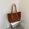 Coleção Outono 2026: Bolsa tote feminina de grande capacidade, com estilo preppy, adequada para o trajeto diário, feita de couro macio e projetada para um visual chique e casual.