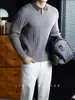 Suéter masculino de alta qualidade em tricô trançado com lapela em cor contrastante e design de um botão, adequado para uso em ambientes de negócios no outono e inverno, proporcionando calor e um visual elegante.