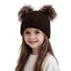 Fornecimento exclusivo transfronteiriço de novo gorro de tricô trançado outono/inverno para crianças com pompons duplos fofos, quente, à prova de vento e protetor de orelhas
