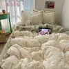 Conjunto de cuatro piezas de tela arrugada segura para bebés Clase A con ribete de encaje denso, estilo de dibujos animados de Ins, ultra suave para dormir sin ropa, conjunto de tres piezas para dormitorios de estudiantes