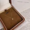 Collar Ultra-Delgado con Colgante de Flor de Cinco Hojas y Mini Pedrería Cadena de Suéter de Lujo de Alta Gama para Mujer