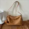 Bolso de hombro retro estilo coreano, versátil para cualquier atuendo, perfecto para otoño, con gran capacidad, elegante, casual y que irradia una sensación de alta gama.; una bolsa de almohada cruzada