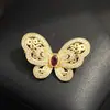 Broche de Borboleta com Pedra Dourada Vazada Estilo Retrô Palaciano, Alfinete Versátil de Inseto Exquisito e Compacto Acessório Anti-Exposição