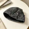 Chapéu de Tricô Versátil Outono/Inverno Feminino Chapéu de Cobertura Quente para o Inverno Novo Design de Nicho Chapéu de Lã Espessado à Prova de Vento