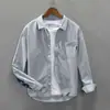 Camisa casual minimalista de manga larga estilo japonés para hombre, nueva colección otoño 2026, moda retro, versátil, corte holgado, diseño de retazos