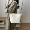 Bolsa de mão feminina retrô 2026 nova outono nicho trançada de ombro sob o braço para trabalho e deslocamento bolsa saco de balde atacado