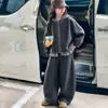 Ropa para Niñas Otoño/Invierno Conjunto de Tres Piezas 2026 Nuevo Estilo Niños Medianos/Grandes Mono de Terciopelo Ropa Deportiva Otoño Fresco Guapo Moderno