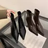 Botas Curtas de Salto Alto Bico Fino Estilo Casual para Mulheres Outono e Inverno Novo Estilo Europeu e Americano Versátil Marrom Retro Salto Agulha Fino Salto Alto Botas