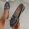 Sapato Rasteira Feminino Branco Bico Fino, modelo popular tamanho grande, estilo étnico, decoração com fivela de metal, costurado à mão, confortável e versátil