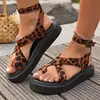 Sandálias Rasteiras para Mulheres 2025 Verão Novo Estilo Sapatos Femininos de Solado Grosso de Alta Qualidade Sandálias Romanas com Tiras Cruzadas no Dedo do Pé Estampa de Leopardo Europeia e Americana