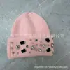 Gorro de punto de piel de conejo cálido con pedrería para otoño e invierno, gorro de lana de moda versátil, gorro pequeño de lana que estiliza el rostro, orejeras a prueba de frío