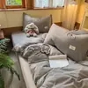 Juego de tres piezas al por mayor para dormitorio estudiantil en color liso, juego de tres-cuatro piezas estilo "old money" con parche de gasa abullonada, juego de ropa de cama para estudiantes