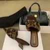 Pantuflas Súper Hada de una Sola Tira con Tacón Alto Peludas para Mujer en Otoño e Invierno, Estilo Súper Extranjero Ropa de Exterior Puntiagudas Cuadradas con Tacón de Cuña Peludas