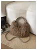 Bolso de cubo de felpa transfronterizo estilo ins de gran capacidad, bolso de hombro y bandolera para mujer, nuevo bolso versátil de moda 2025
