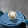 Broche de collar pequeño, elegante y sencillo con una sola cuenta incrustada de diamantes y perla de imitación chapada en oro, con hebilla fija que combina con todo y antiexposición para mujer.