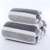 Suministro Transfronterizo de Toallas de Baño de Terciopelo Coral Rayado de Punto de Trama, Engrosadas, Absorbentes, No Sueltan Pelusa Fácilmente, Empaque en Caja de Regalo, Toallas de Baño Grandes para el Hogar