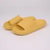 Pantuflas al por mayor con sensación de caminar sobre las nubes para mujer, Pantuflas de baño gruesas antideslizantes de verano para interiores para parejas, Adecuadas para uso en exteriores