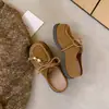 Estilo Outono 2026 Aumento de Altura 5,5cm Cabeça Grande Fofa Sapatilhas de Camurça com Cadarço e Contas de Renda Canguru Birkenstock Meio Abertas para Mulheres