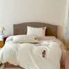 2026 Nuevo Set de Cuatro Piezas de Algodón Cepillado con Bordado de Osito de Peluche para Cama de 1.2m Set de Tres Piezas