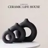 Vaso Cerâmico Enfeites para Sala de Estar Arranjo de Flores Preto e Branco Rosca Simples Clássico Quarto Mesa de Jantar Acessível Luxo Decoração de Alto Padrão