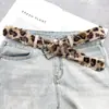 Estilo Milennial Rosa Pelúcia Estampa de Leopardo Cinto Largo para Mulheres Design de Nicho Punk com Saia e Jeans Cinto