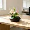 Flores artificiais de jasmim dourado em vaso de pedras para decoração de varanda de casa, flores falsas em um pequeno ornamento de bonsai plano