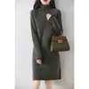 Otoño/Invierno 2026 Nuevo Estilo Coreano Vestido de Punto de Color Sólido Holgado Adelgazante Cuello Alto de Longitud Media Capa Base Vestido de Lana