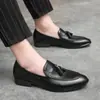 Sapatos de couro pontudos europeus e americanos com franjas para negócios, mocassins formais estilo britânico, sapatos da moda para cabeleireiros e sapatos de qualidade para exportação