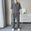 Conjunto casual de seda gelada fino de manga curta para o verão para homens, conjunto esportivo de duas peças folgado de manga média para homens