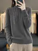 Suéter de tricô com gola alta, design elegante que acentua o decote, pode ser usado sozinho ou em camadas, um pulôver estiloso