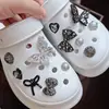 Accesorios para Zapatos Tipo Clog de Estilo Nuevo con un Toque de Alta Gama, Dijes Brillantes de Mariposa con Pedrería Estilo Ins, Hebilla Decorativa para Zapatos de Mariposa Negra y Blanca Oscura para DIY