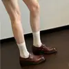 Versão em pele de ovelha~Sapatos mocassins femininos vintage de bico redondo, com 5CM de altura, sola grossa e fivela, para mulheres 2026, rebite, estilo britânico, sapatos femininos de couro