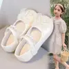 Sapatos de Couro com Laço para Meninas 2026 Outono Verão Novos Estilosos Sapatos de Princesa Moda Infantil Sapatos de Solado Macio Sapatos Feijão