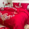 Novo conjunto de quatro peças para casamento escovado e amigável à pele, bordado de dragão e fênix, vermelho festivo, roupa de cama simples para quarto de casamento, lençol de cama de casamento