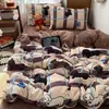 Conjunto de quatro peças em veludo de leite grau A, apresentando capa de edredom em flanela dupla face de fleece coral espessa, lençol de cima e lençol com elástico - um conjunto de cama de três peças