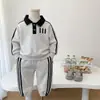 Conjunto de Roupa de Outono para Meninos 2026 Novo Estilo Casual para Bebês Conjunto de Duas Peças Camisa POLO Manga Longa Roupas de Primavera e Outono para Bebês