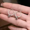 Pingente de Bola Prata Brincos Argola com Pérolas para Mulheres 2026 Novo Tendência Estiloso Design de Nicho Brincos Versáteis