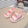 Sandálias de Bebê 2026 Novidades de Verão Meninos e Meninas Sapatos de Praia Fechados Antiderrapantes Sola Macia Sapatos para Bebê Andar Crianças