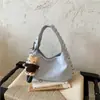 Bolso tote de ante con remaches transfronterizo para mujer, nuevo modelo 2026, bolso de mano de gran capacidad, bolso de hombro y para debajo del brazo, moderno y versátil