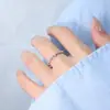Anillo de trébol de cuatro hojas brillante, una pieza moderna y elegante con diseño de patchwork, que presenta un patrón trenzado, una estrella de cuatro puntas y una forma geométrica de rombo, perfecto para el dedo índice