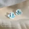 Brincos de Tarraxa Florais com Esmalte Azul Leitoso e Esmalte Drip, Brincos de Camélia Frescos e Tridimensionais, Brincos Modernos e Elegantes para Mulheres