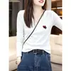 Camiseta básica simple de manga larga con cuello en V pequeño para mujer talla grande, nuevo estilo otoño 2026, camiseta base adelgazante y versátil para damas talla grande